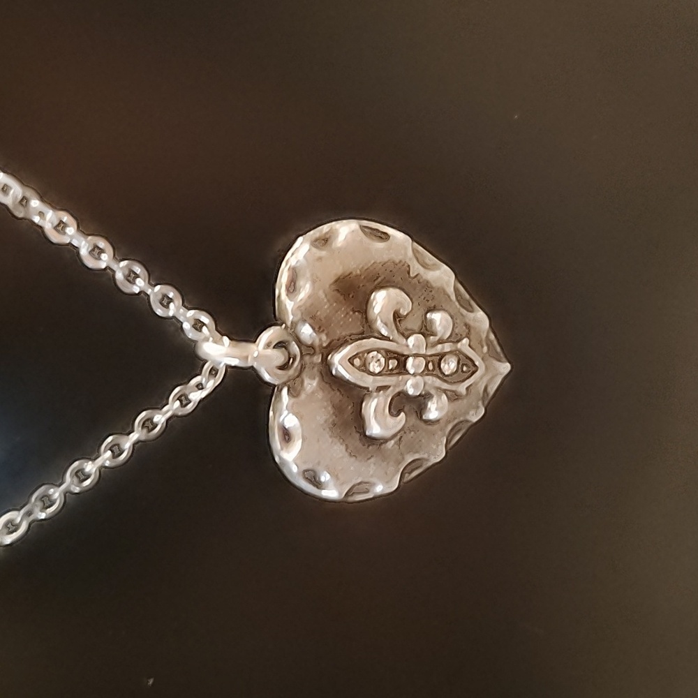 Fleur-de-lis necklace - Picture 2 of 3